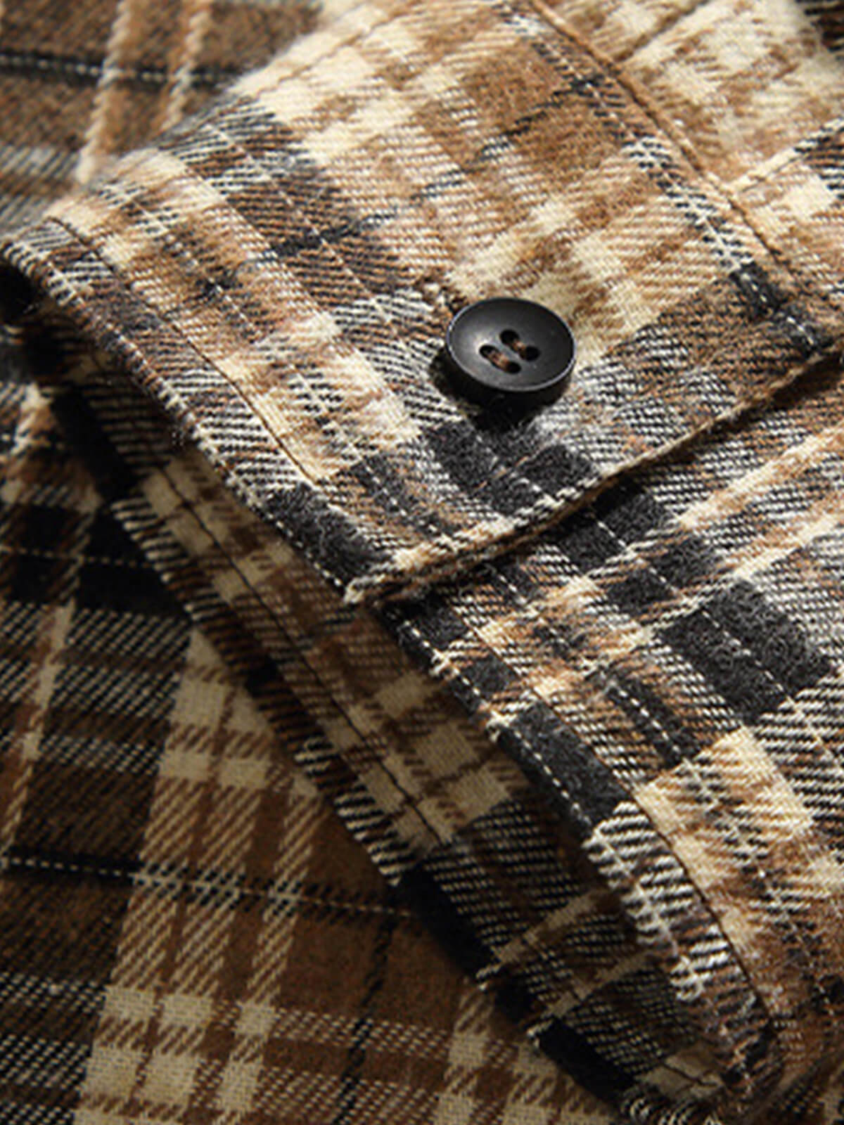 Men's Classic Casual Checkered Shirt with Pockets and Long Sleeves