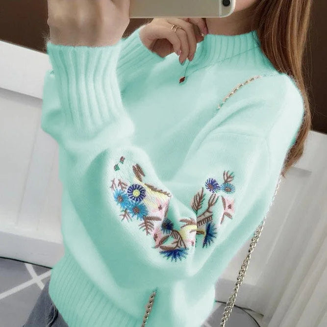 Thick cashmere knit sweater with floral embroidery
